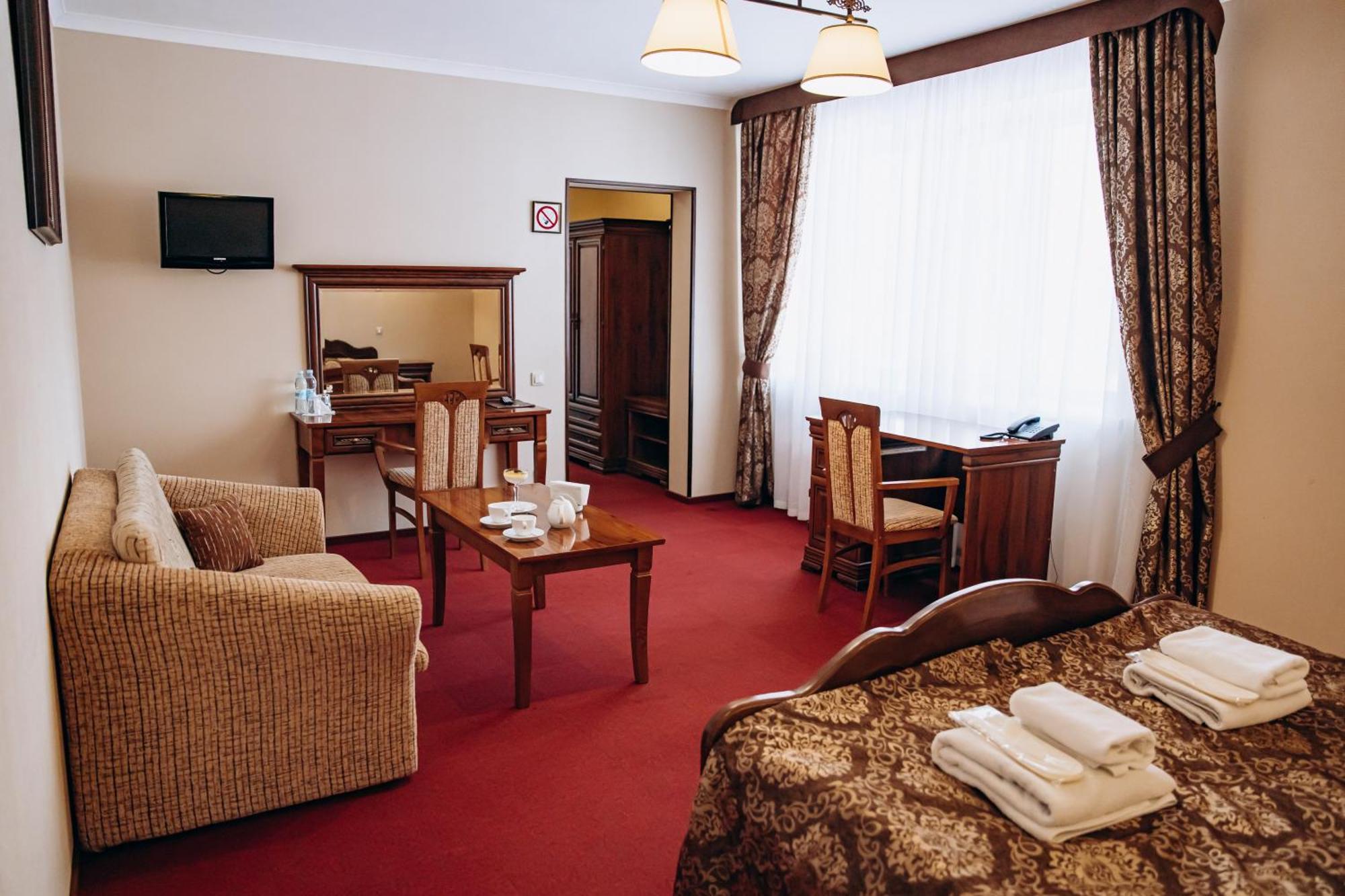 Sherwood Hotel Dolgomostiska Eksteriør bilde